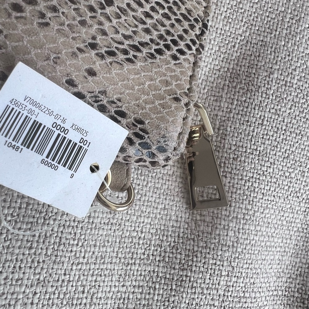 Wristlet. Faux snake-print leather. - Picture 2 of 4
